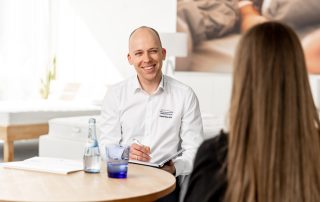 Verkäufer von Betten-Scheel im Beratungsgespräch in Geislingen