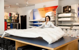 Bettdecke hochwerfend