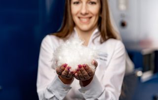 Daunen werden in der Hand gehalten