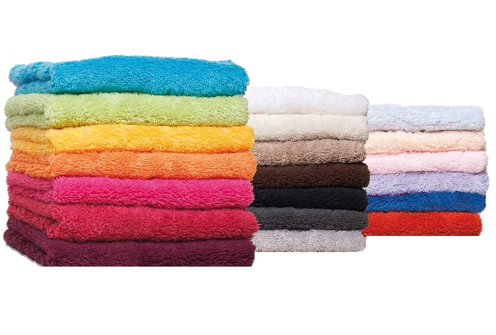 Handtücher in vielen Farben gestapelt