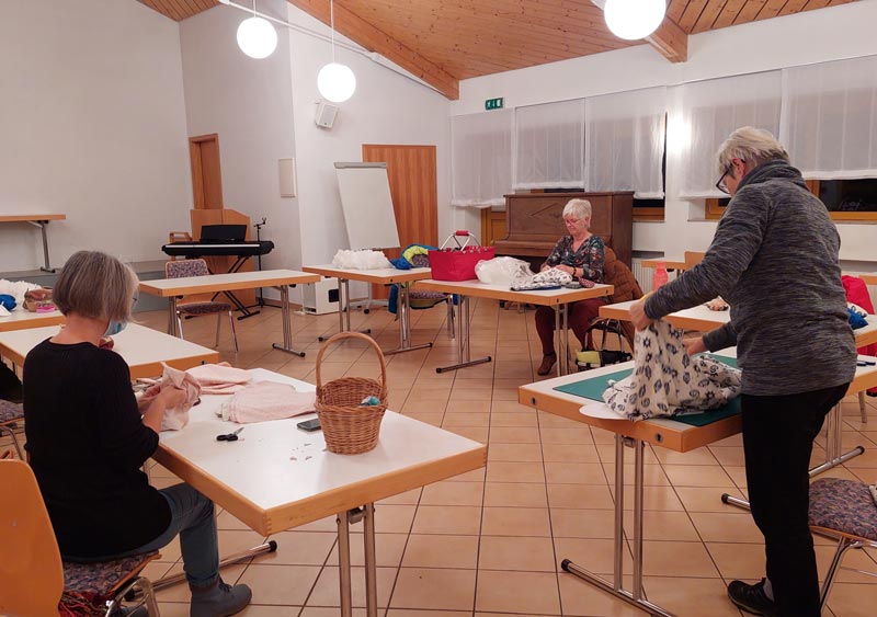 Herzkissen-Fertigung-Gemeindehaus-Adelberg Herzkissenfertigung im Gemeindezentrum Adelberg