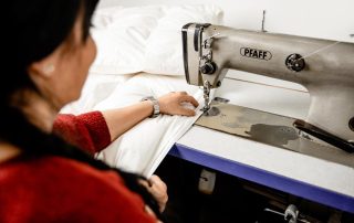 Näherin näht Bettdecke zu