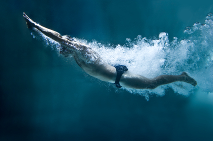Schwimmer schwimmt im Wasser