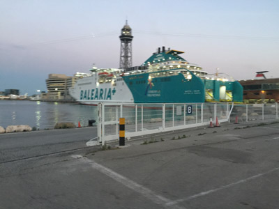 Fähre im Hafen von Barcelona