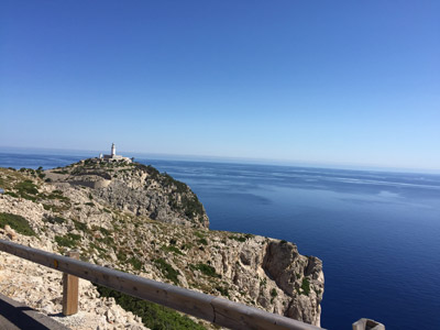 Leuchtturm von Formentor, im Hintergrund das Meer